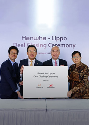 Hoon Namkoong, head of Hanwha Life's Indonesian subsidiary, takes a photo with a Lippo Group affiliate executive.