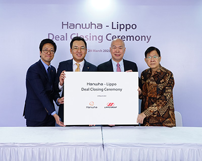 Hoon Namkoong, head of Hanwha Life's Indonesian subsidiary, takes a photo with a Lippo Group affiliate executive.