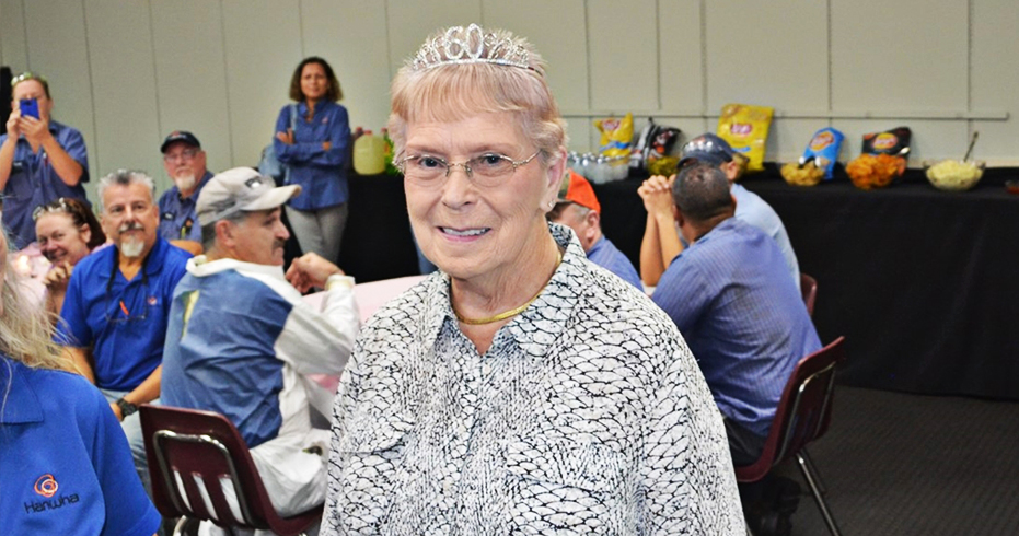 史密斯女士的同事们送给她一顶王冠，庆祝她连续工作60周年