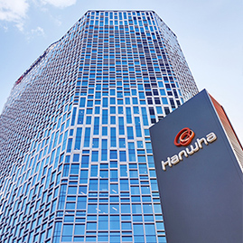 An exterior shot of Hanwha’s Seoul Headquarters on a sunny day, showcasing the Hanwha Q CELLS Q.PEAK solar modules that line the façade of the skyscraper