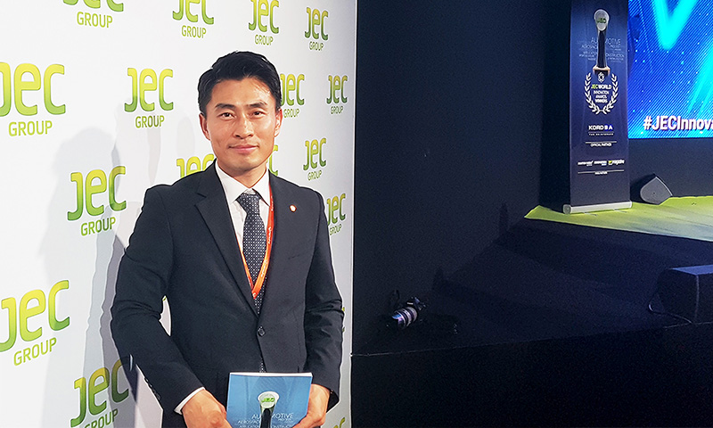 韩华高新材料首席研究工程师Kong Yong Sik在2018法国巴黎国际复合材料展（JEC World 2018）发表主旨演讲