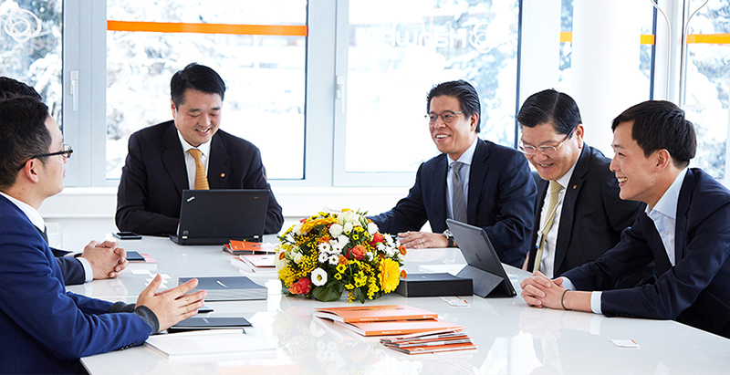 The VP of Hanwha Life Dong Won Kim meeting with the Chairman of FPT Truong Gia Binh in Davos for the World Economic Forum