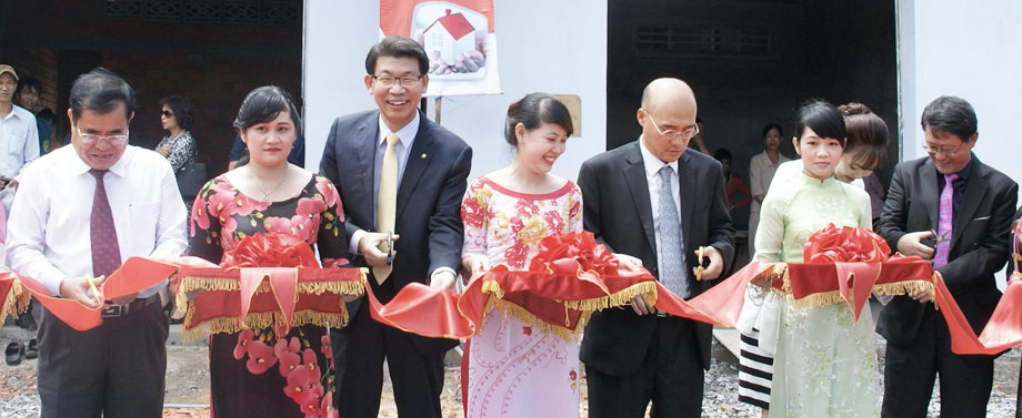 At the scene of the completion celebration of a house which was built as part of “Building Houses with Compassion” project in Long An, in July 2014.