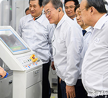 韩国总统文在寅访问韩华Q CELLS镇川工厂， 表示支持新可再生能源项目