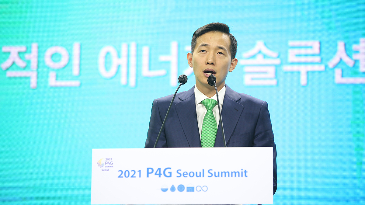 Hanwha's Dong Kwan Kim speaks at the 2021 P4G about Hanwha's commitment to sustainable development goals to tackle climate change 