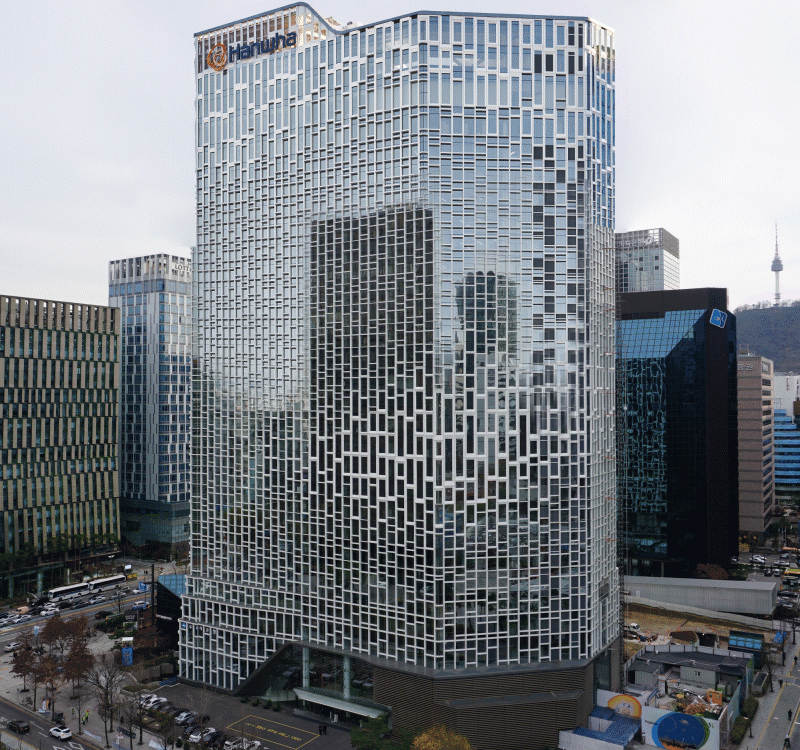 Hanwha’s HQ after its renovation featuring a façade embedded with solar panels