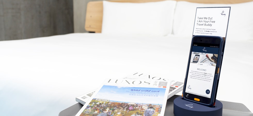 首尔广场酒店在客房安装酒店专用智能手机，为客户提供免费上网、控制客房设施和24小时礼宾等服务。