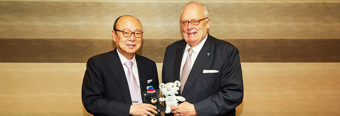 Hanwha Group Chairman Seung Youn Kim and Dr. Edwin J. Feulner, Jr., Chairman of the Heritage Foundation’s Asian Studies Center, show their support for the PyeongChang 2018 Olympic Winter Games