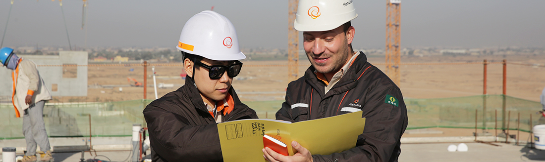 在韩华建设伊拉克建筑施工现场一起工作的奥萨玛·亚雅德（右）及其同事