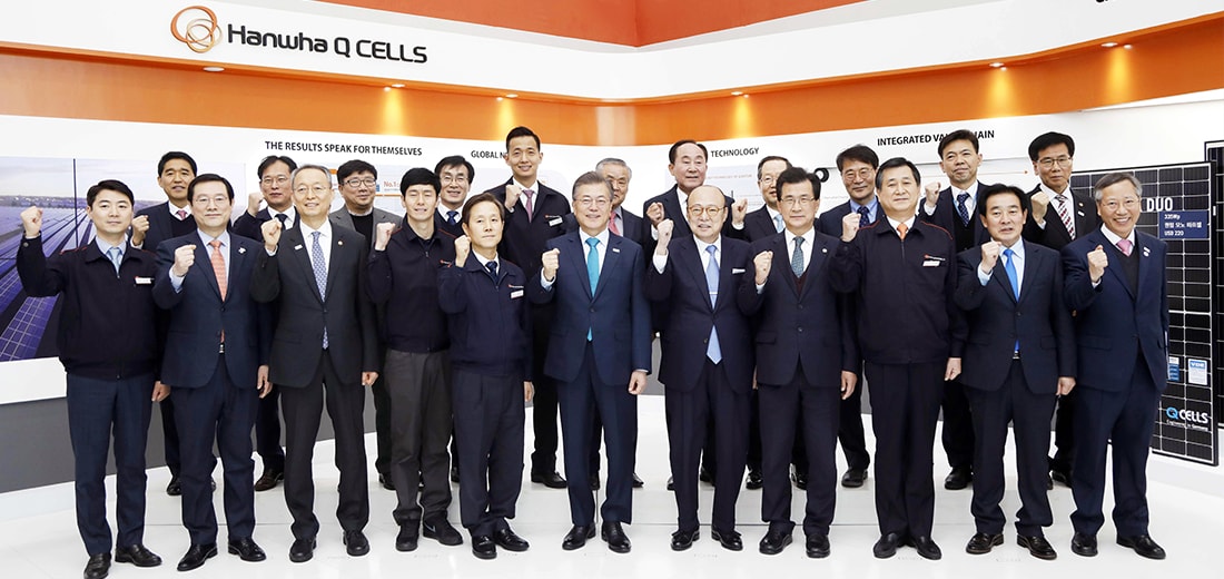 South Korean President Moon Jae-in and Hanwha Group Chairman Seung Youn Kim (front row, center) cheer on Hanwha Q CELLS’ manufacturing operations in JinCheon, Korea