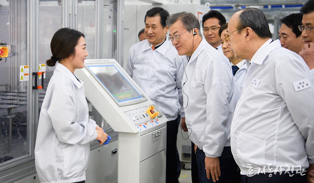 President Moon Jae-in listens intently to the explanation on production lines from one of the employees at the Hanwha Q CELLS plant in JinCheon, Korea. (Source: Hyoja Studio)