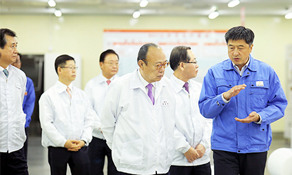 Hanwha Group Chairman Visits Hanwha Q CELLS Factory in Qidong, China