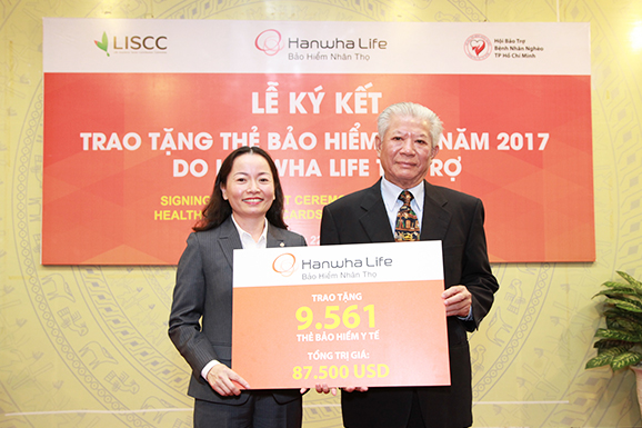 Hanwha Life Vietnam sponsors health insurance cards for the poor