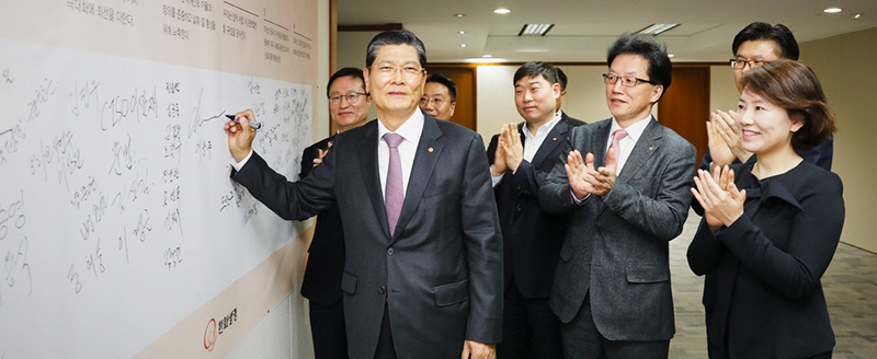 CEO of Hanwha Life Nam-gyu Cha signs a banner pledging Hanwha Life’s commitment to stringent new corporate compliance policies