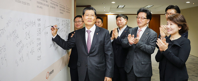 CEO of Hanwha Life Nam-gyu Cha signs a banner pledging Hanwha Lifes commitment to stringent new corporate compliance policies