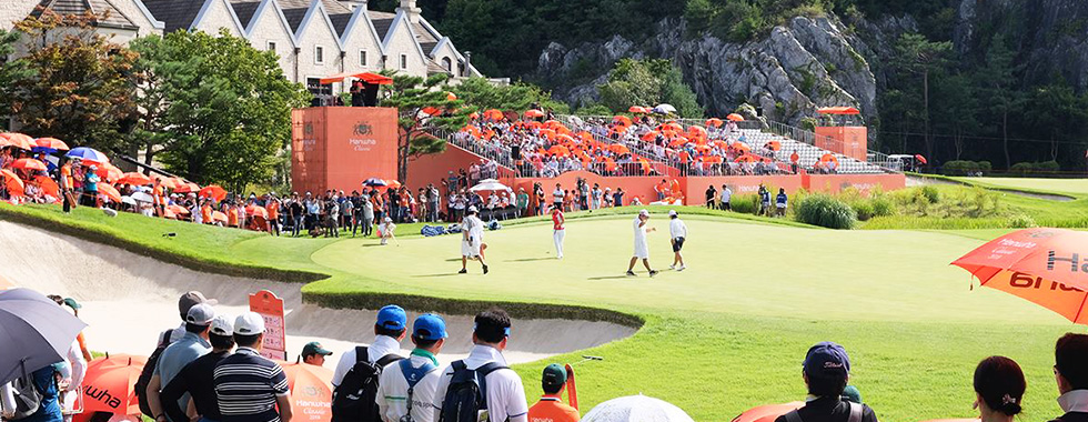 The gallery watches in excitement at the Hanwha Classic 2018
