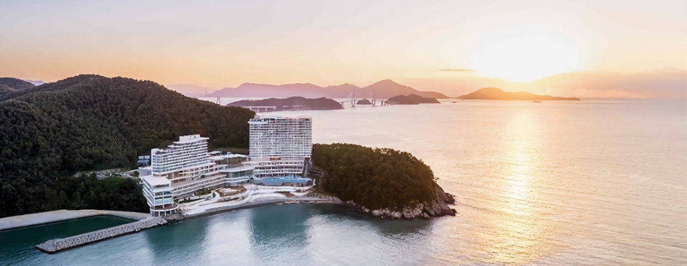 Nestled within a beautiful bay, Hanwha Resort Geoje Belvedere offers guests a luxury seaside retreat featuring stunning views