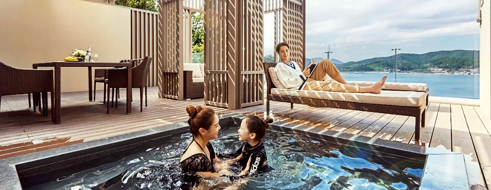 豪华阳台客房配备私人游泳池，能够享受私人休闲时光
