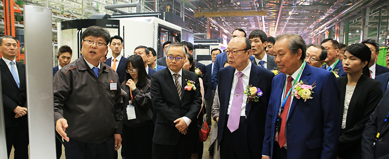 Hanwha Group Chairman Seung Youn Kim (third from right) and Vietnam’s First Deputy Prime Minister, Truong Hoa Binh (second from right), inspect the production line of Hanwha Aerospace’s new manufacturing plant in Vietnam