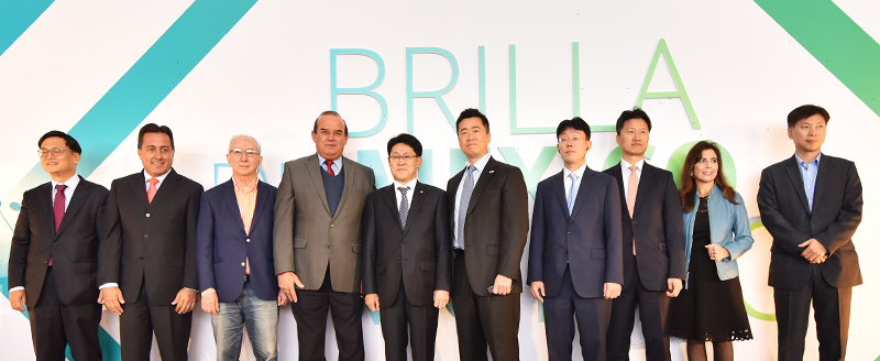 Dignitaries of S. Korea and Mexico celebrate the construction on the Laguna Solar power plant