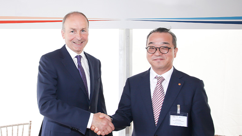 Prime Minister (Taoiseach) of Ireland, Micheál Martin, and Hanwha Energy CEO, In-sub Jung, shake hands at an event for ESS project investors.  