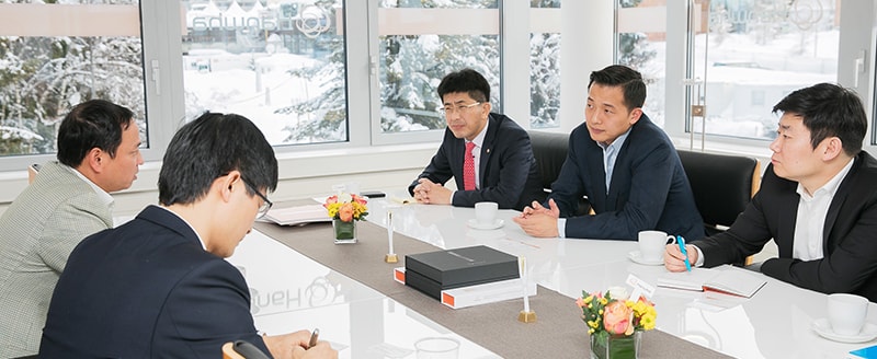 Hanwha Q CELLS CCO Dong Kwan Kim (second from right) meets with Nguyen Manh Hung (left) of Viettel Group, Vietnam's largest telecommunications company