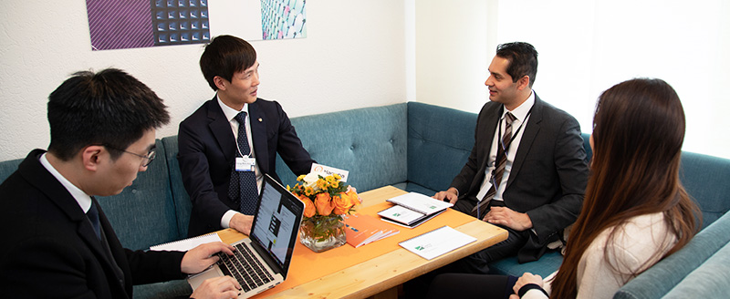 Hanwha Life CDO Dong Won Kim (second from left) speaks with B Capital co-founder Raj Ganguly (second from right) on South East Asian start-ups