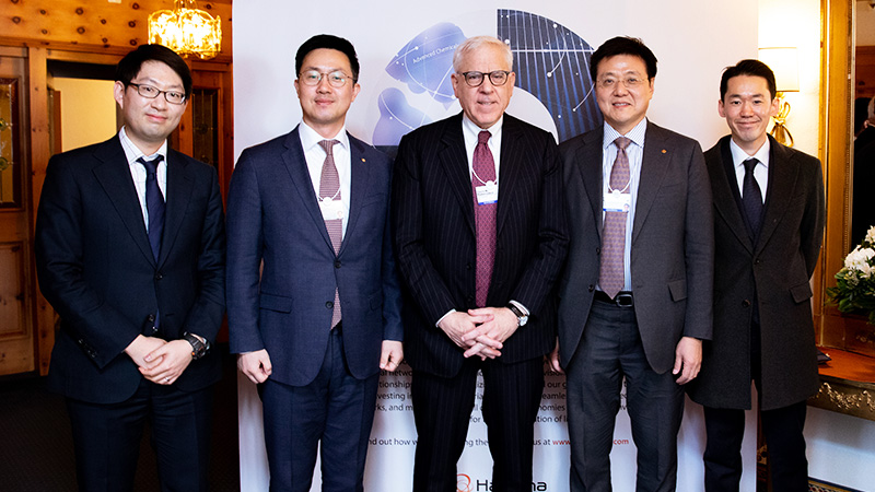 韩华资产运用代表理事金容铉（左二）会见凯雷集团联合创始人大卫∙鲁宾斯坦（中）