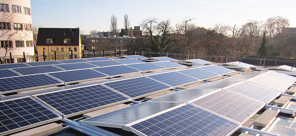 韩华Q CELLS在德国法兰克福市中心加油站安装的太阳能电池板