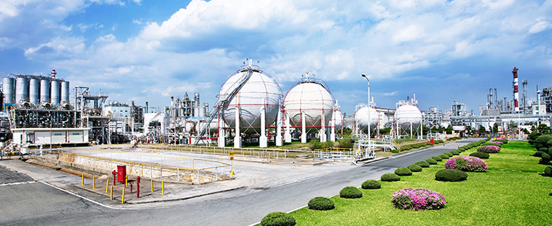 A panoramic view of Hanwha Solutions’ Ulsan plant with production facilities on the left and center of the image, and a flowerbed on the right.