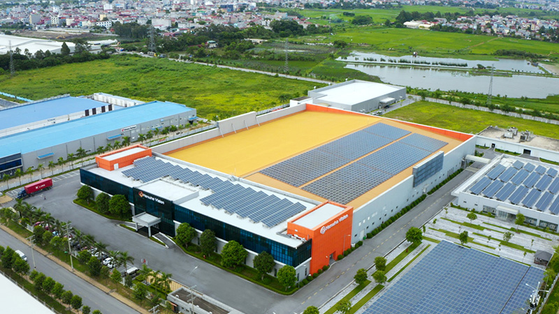 Hanwha Vision’s Vietnam manufacturing site is an eco-friendly smart factory using solar panels installed on its roof for power. 