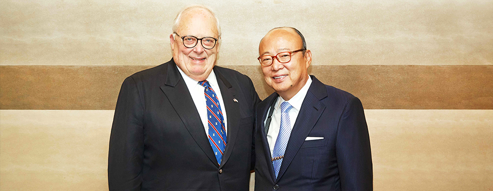 Dr. Edwin J. Feulner, Jr., Chairman of the Heritage Foundation’s Asian Studies Center (left) and Seung Youn Kim, Chairman of Hanwha Group (right)
