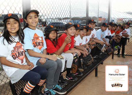 Hanwha SolarOne makes a donation to the Junior Giants Program to commemorate the “Mr. Energy of the Year powered by Hanwha” campaign.