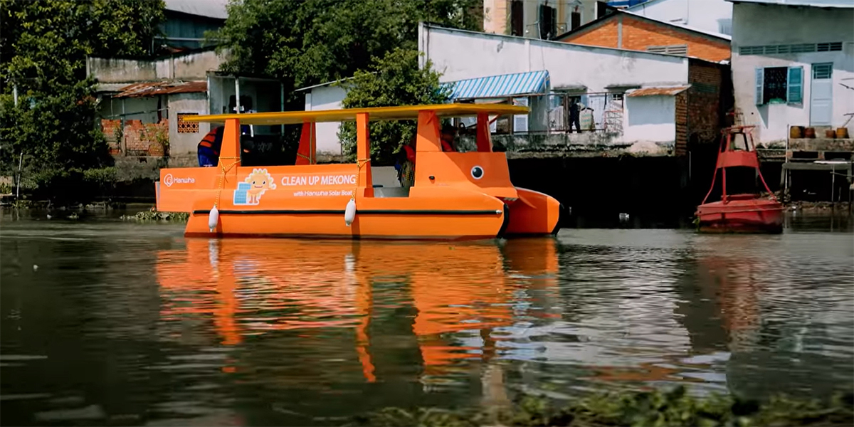 利用韩华捐赠的光伏船只，非常环保地清理越南湄公河里的垃圾。