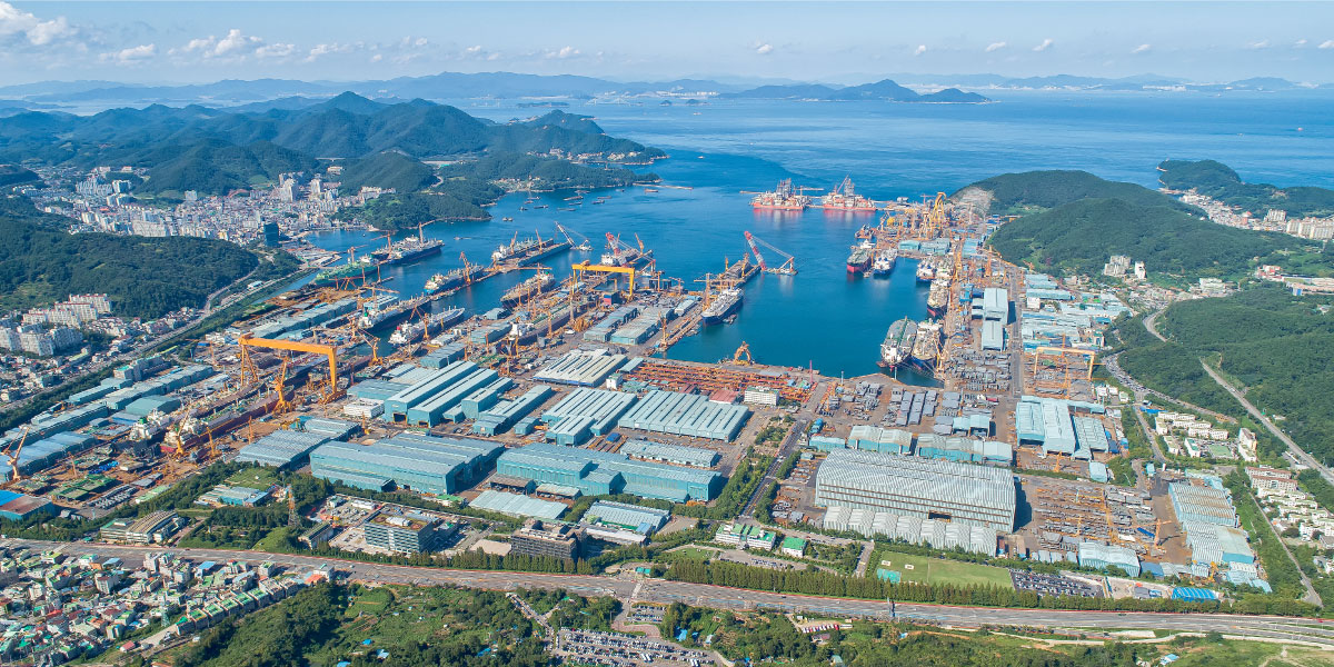 Hanwha Ocean’s Geoje shipyard is equipped with top-notch facilities which produce high-quality ships and offshore plants.