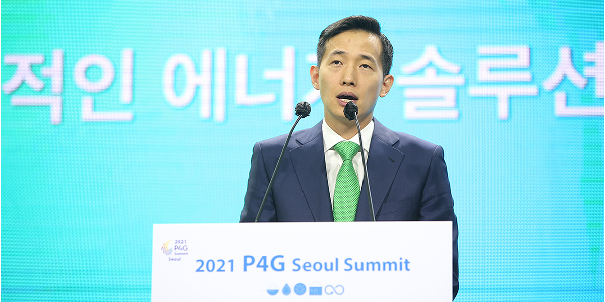 Hanwha Solutions CEO Dong Kwan Kim speaks at the 2021 P4G summit in Seoul.