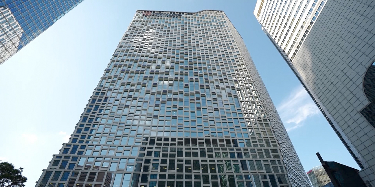 为降低碳排放，韩华首尔总部在大楼外墙安装了光伏电池板。