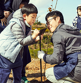 A young Forest Hero leaves a message for future visitors to the 7th Hanwha Solar Forest.