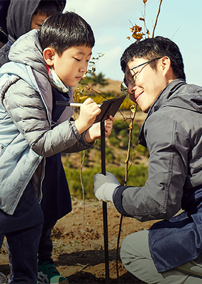 A young Forest Hero leaves a message for future visitors to the 7th Hanwha Solar Forest.