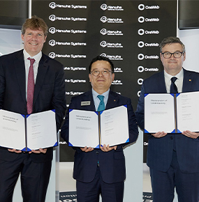 Hanwha Systems CEO Sung-chul Eoh stands between executives from OneWeb and Hanwha Defense Australia and holds the signed MOU.