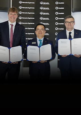 Hanwha Systems CEO Sung-chul Eoh stands between executives from OneWeb and Hanwha Defense Australia and holds the signed MOU.