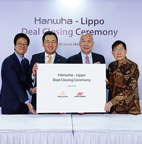 Hoon Namkoong, head of Hanwha Life's Indonesian subsidiary, takes a photo with a Lippo Group affiliate executive.