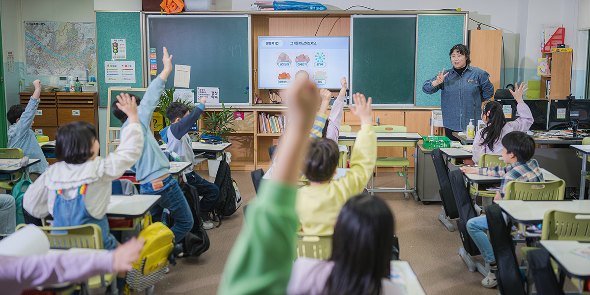 Hanwha’s Making a Clean School campaign teaches children about climate change.