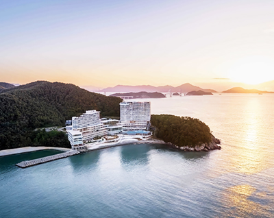 Nestled within a beautiful bay, Hanwha Resort Geoje Belvedere offers guests a luxury seaside retreat featuring stunning views
