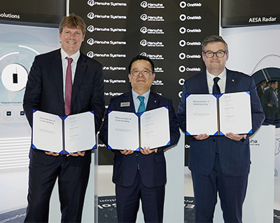 Hanwha Systems CEO Sung-chul Eoh stands between executives from OneWeb and Hanwha Defense Australia and holds the signed MOU.