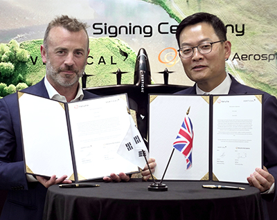 Hanwha Aerospace CEO Jae-il Son and Vertical Aerospace Founder and CEO Stephen Fitzpatrick hold the signed MOUs.