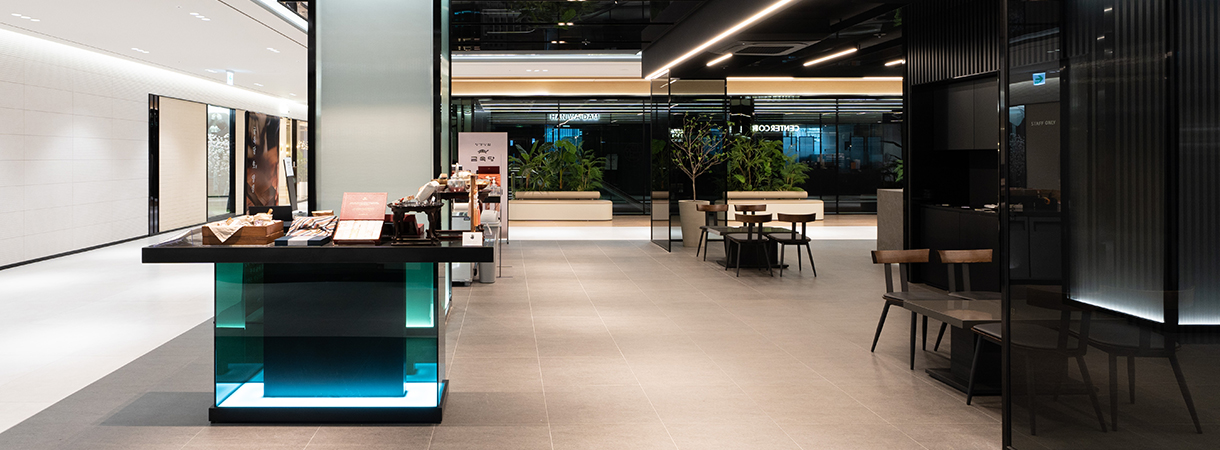 Hanwha connect-Restaurant hall at Seoul Station complex