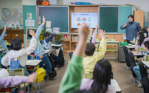 Hanwha’s Making a Clean School campaign donates solar panels and educates children about the environment.