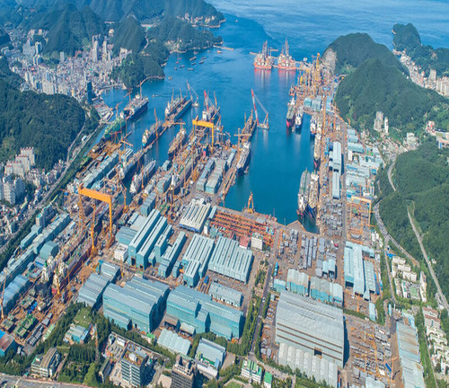 Hanwha Ocean produces high-quality ships at its fully automated shipyard in Geoje, South Korea. 