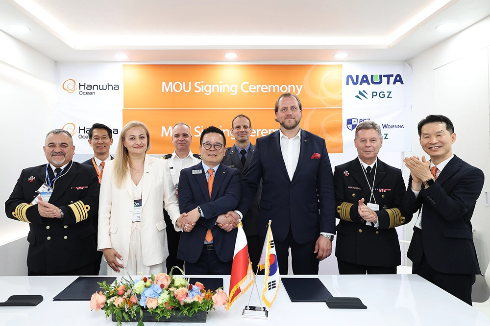Hanwha, PGZ SW, and Nauta Shipyard officials at the companies’ MoU signing ceremony.
